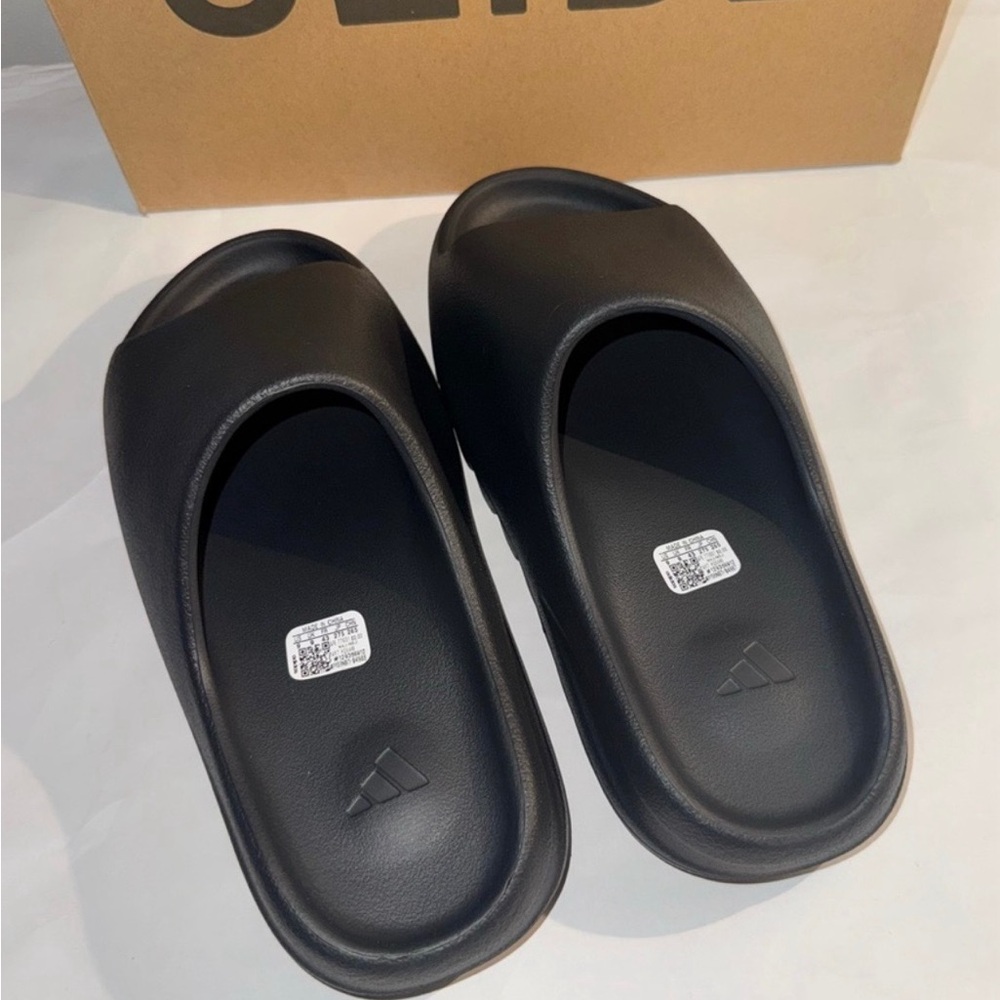 NEW Adidas Yeezy Onyx Black slides men’s size 7 sandals - Picture 4 of 4